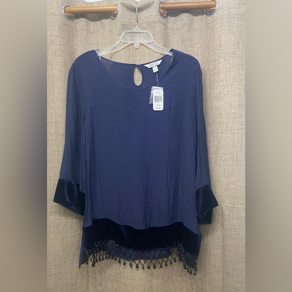 krazy kat Tops - 🔴5/$15 Krazy Kat Navy Blouse with Velvet and beaded Trim